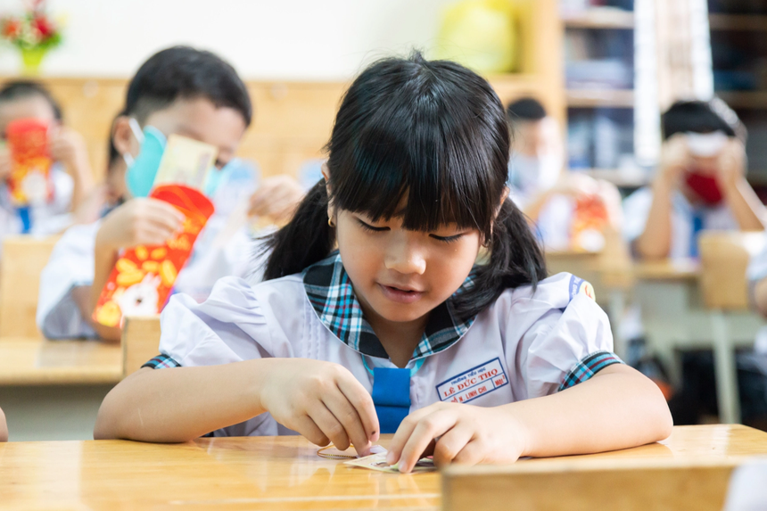 Phụ huynh, học sinh tranh cãi lịch nghỉ Tết Nguyên đán chỉ có 8 ngày: "Vừa về nghỉ xuân đã phải dọn đồ đi học" - Ảnh 2.