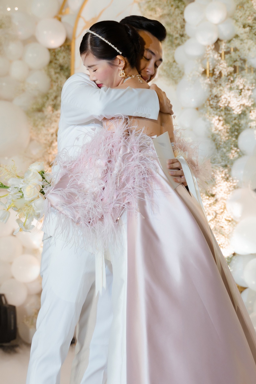 10 đám cưới đình đám năm 2022: Diệu Nhi - Anh Tú quy tụ dàn sao khủng, hội cô dâu nhận từ sổ đỏ đến 10 cây vàng của hồi môn  - Ảnh 16.