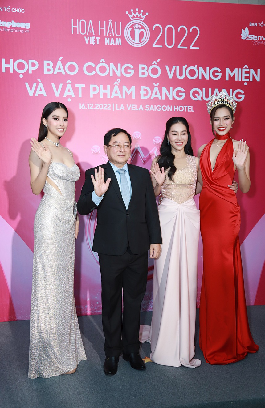 Mỹ nhân Việt hội ngộ trên thảm đỏ Hoa hậu Việt Nam: Đỗ Thị Hà quyền lực trong sắc đỏ, Tiểu Vy lạ lẫm khó nhận ra - Ảnh 7. Mỹ nhân Việt hội ngộ trên thảm đỏ Hoa hậu Việt Nam: Đỗ Thị Hà quyền lực trong sắc đỏ, Tiểu Vy lạ lẫm khó nhận ra - Ảnh 7.