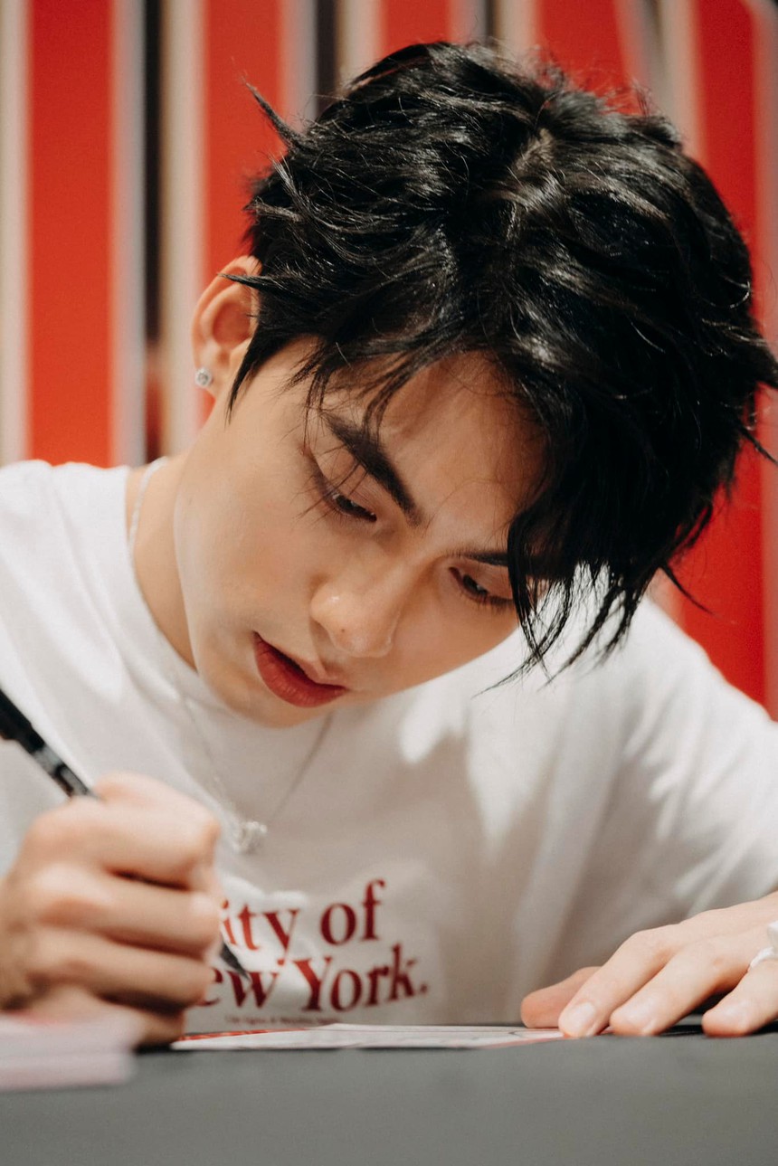 MONO phản ứng sao khi được fan nữ cầu hôn ngay tại buổi fansign? - Ảnh 1.