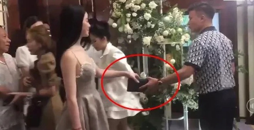 Loạt khoảnh khắc chung khung hình của Quang Hải và bạn gái: Toàn ảnh chụp lén nhưng lộ rõ một điều đáng ngưỡng mộ! - Ảnh 7. Loạt khoảnh khắc chung khung hình của Quang Hải và bạn gái: Toàn ảnh chụp lén nhưng lộ rõ một điều đáng ngưỡng mộ! - Ảnh 7.