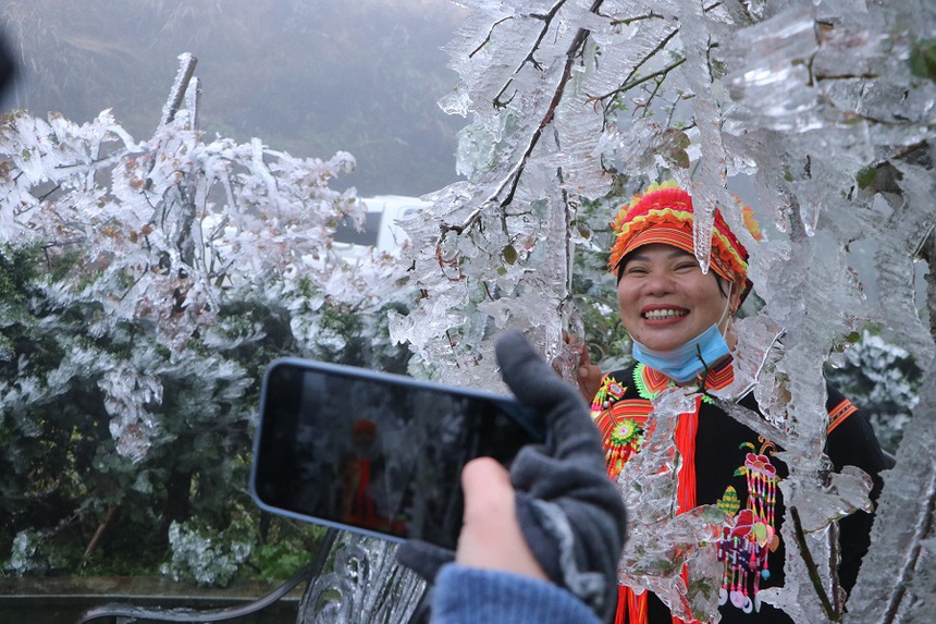 Không khí lạnh tăng cường, vùng núi đề phòng hiện tượng băng giá và sương muối - Ảnh 1. Không khí lạnh tăng cường, vùng núi đề phòng hiện tượng băng giá và sương muối - Ảnh 1.