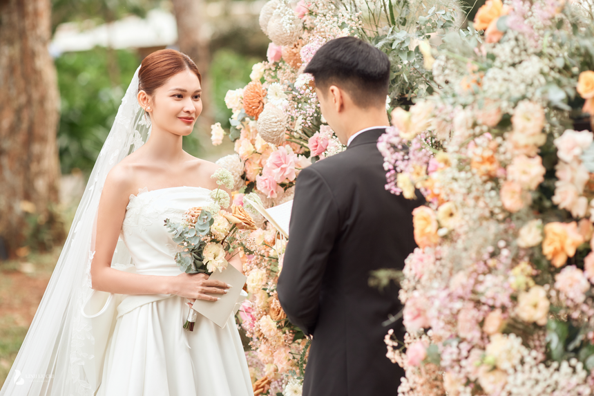 10 đám cưới đình đám năm 2022: Diệu Nhi - Anh Tú quy tụ dàn sao khủng, hội cô dâu nhận từ sổ đỏ đến 10 cây vàng của hồi môn  - Ảnh 17.