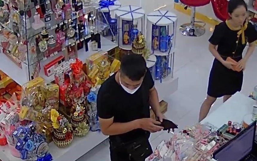 Tạm giữ hình sự hai đối tượng nghi lưu hành tiền giả - Ảnh 1.