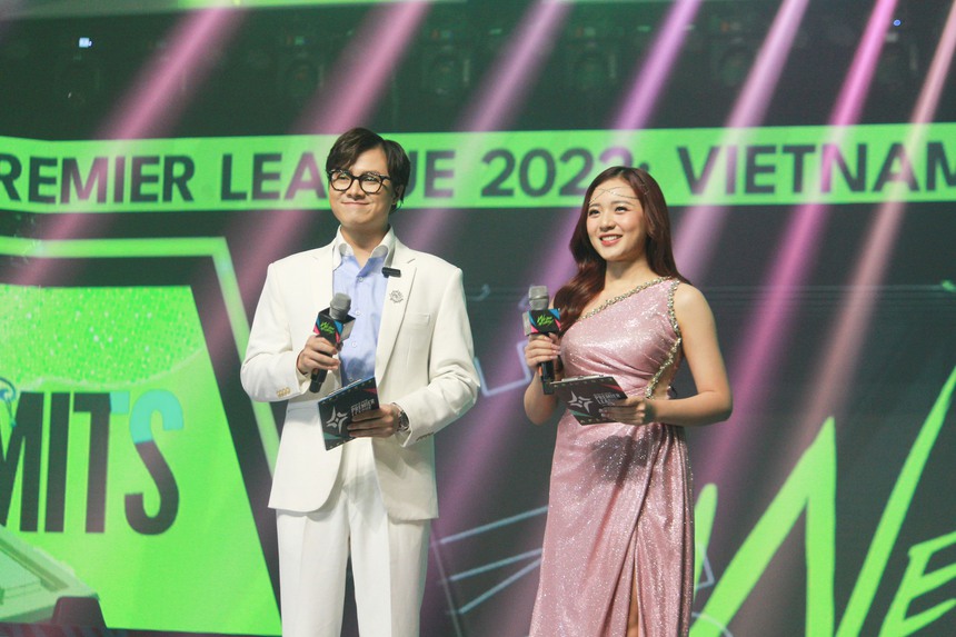 Cùng gặp tình huống bất ngờ trên sân khấu lớn, hai MC Liên Quân xử lý cực khéo - Ảnh 2. Cùng gặp tình huống bất ngờ trên sân khấu lớn, hai MC Liên Quân xử lý cực khéo - Ảnh 2.