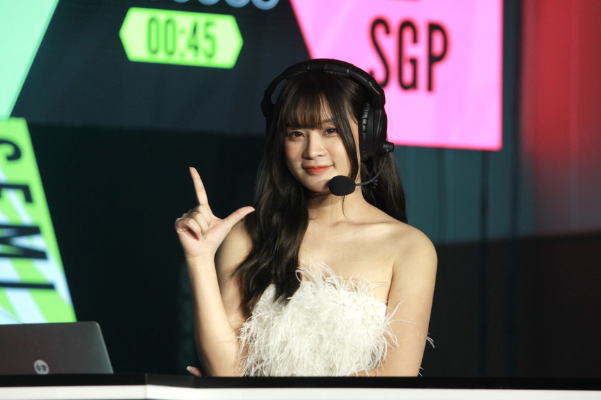 Cùng gặp tình huống bất ngờ trên sân khấu lớn, hai MC Liên Quân xử lý cực khéo - Ảnh 7. Cùng gặp tình huống bất ngờ trên sân khấu lớn, hai MC Liên Quân xử lý cực khéo - Ảnh 7.