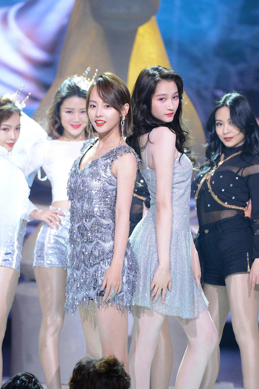 Loạt khoảnh khắc chứng minh Quan Hiểu Đồng đúng chuẩn “chiến thần visual”, đứng cạnh ai là người đó trở nên lu mờ - Ảnh 8. Loạt khoảnh khắc chứng minh Quan Hiểu Đồng đúng chuẩn “chiến thần visual”, đứng cạnh ai là người đó trở nên lu mờ - Ảnh 8.