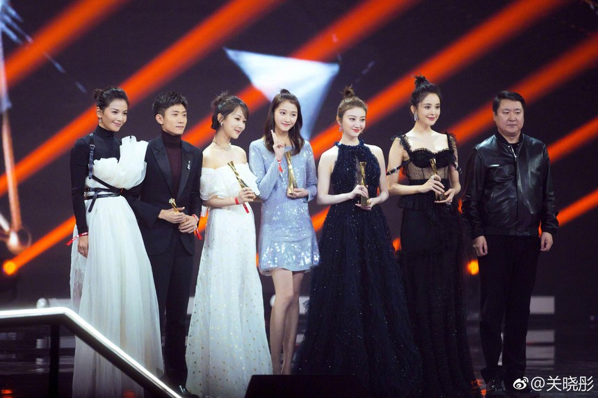 Loạt khoảnh khắc chứng minh Quan Hiểu Đồng đúng chuẩn “chiến thần visual”, đứng cạnh ai là người đó trở nên lu mờ - Ảnh 11. Loạt khoảnh khắc chứng minh Quan Hiểu Đồng đúng chuẩn “chiến thần visual”, đứng cạnh ai là người đó trở nên lu mờ - Ảnh 11.