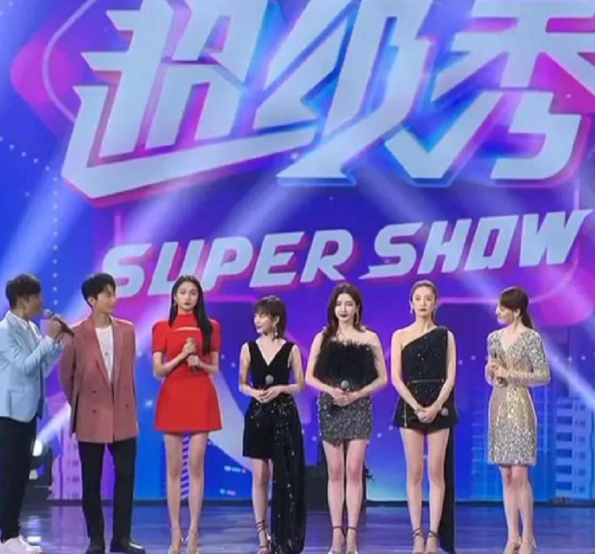 Loạt khoảnh khắc chứng minh Quan Hiểu Đồng đúng chuẩn “chiến thần visual”, đứng cạnh ai là người đó trở nên lu mờ - Ảnh 6. Loạt khoảnh khắc chứng minh Quan Hiểu Đồng đúng chuẩn “chiến thần visual”, đứng cạnh ai là người đó trở nên lu mờ - Ảnh 6.