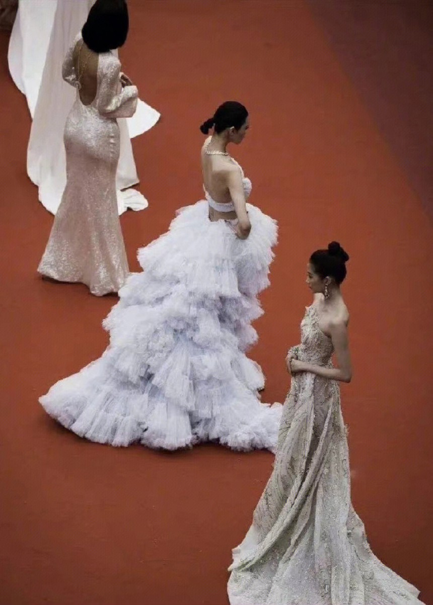 Loạt khoảnh khắc chứng minh Quan Hiểu Đồng đúng chuẩn “chiến thần visual”, đứng cạnh ai là người đó trở nên lu mờ - Ảnh 12. Loạt khoảnh khắc chứng minh Quan Hiểu Đồng đúng chuẩn “chiến thần visual”, đứng cạnh ai là người đó trở nên lu mờ - Ảnh 12.