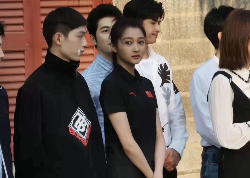 Loạt khoảnh khắc chứng minh Quan Hiểu Đồng đúng chuẩn “chiến thần visual”, đứng cạnh ai là người đó trở nên lu mờ - Ảnh 7. Loạt khoảnh khắc chứng minh Quan Hiểu Đồng đúng chuẩn “chiến thần visual”, đứng cạnh ai là người đó trở nên lu mờ - Ảnh 7.