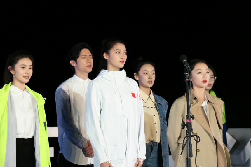 Loạt khoảnh khắc chứng minh Quan Hiểu Đồng đúng chuẩn “chiến thần visual”, đứng cạnh ai là người đó trở nên lu mờ - Ảnh 9. Loạt khoảnh khắc chứng minh Quan Hiểu Đồng đúng chuẩn “chiến thần visual”, đứng cạnh ai là người đó trở nên lu mờ - Ảnh 9.