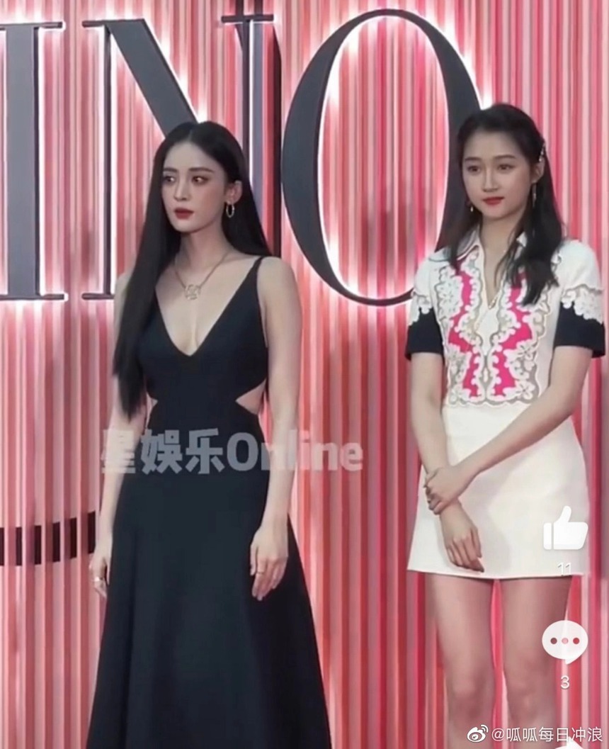 Loạt khoảnh khắc chứng minh Quan Hiểu Đồng đúng chuẩn “chiến thần visual”, đứng cạnh ai là người đó trở nên lu mờ - Ảnh 14. Loạt khoảnh khắc chứng minh Quan Hiểu Đồng đúng chuẩn “chiến thần visual”, đứng cạnh ai là người đó trở nên lu mờ - Ảnh 14.