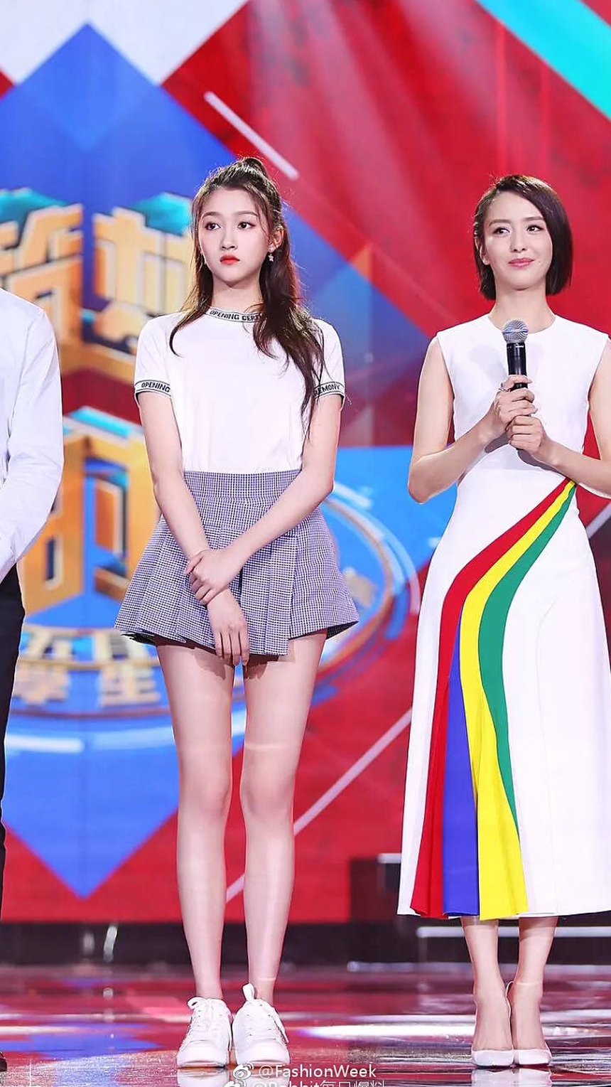 Loạt khoảnh khắc chứng minh Quan Hiểu Đồng đúng chuẩn “chiến thần visual”, đứng cạnh ai là người đó trở nên lu mờ - Ảnh 10. Loạt khoảnh khắc chứng minh Quan Hiểu Đồng đúng chuẩn “chiến thần visual”, đứng cạnh ai là người đó trở nên lu mờ - Ảnh 10.