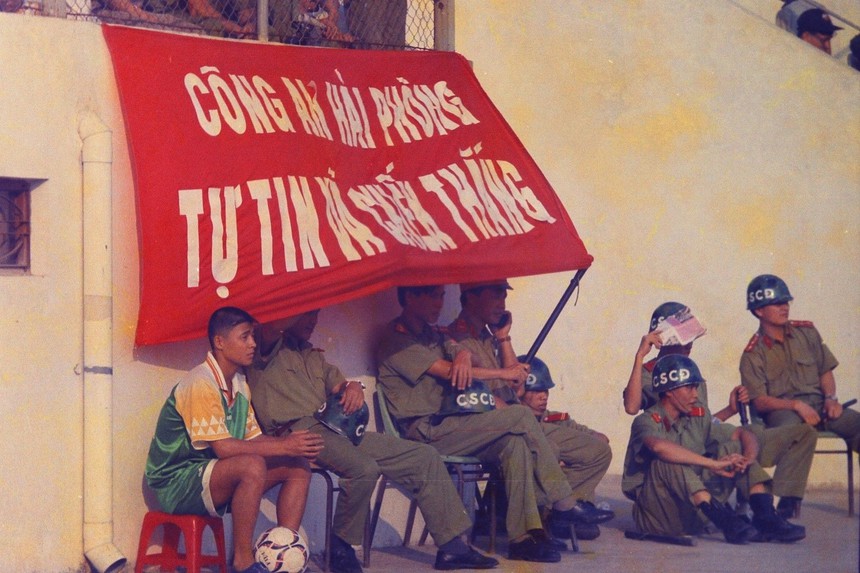 Cuộc đời sau ống kính: Xem bóng đá ở 'chảo lửa' Lạch Tray 25 năm trước - Ảnh 1.