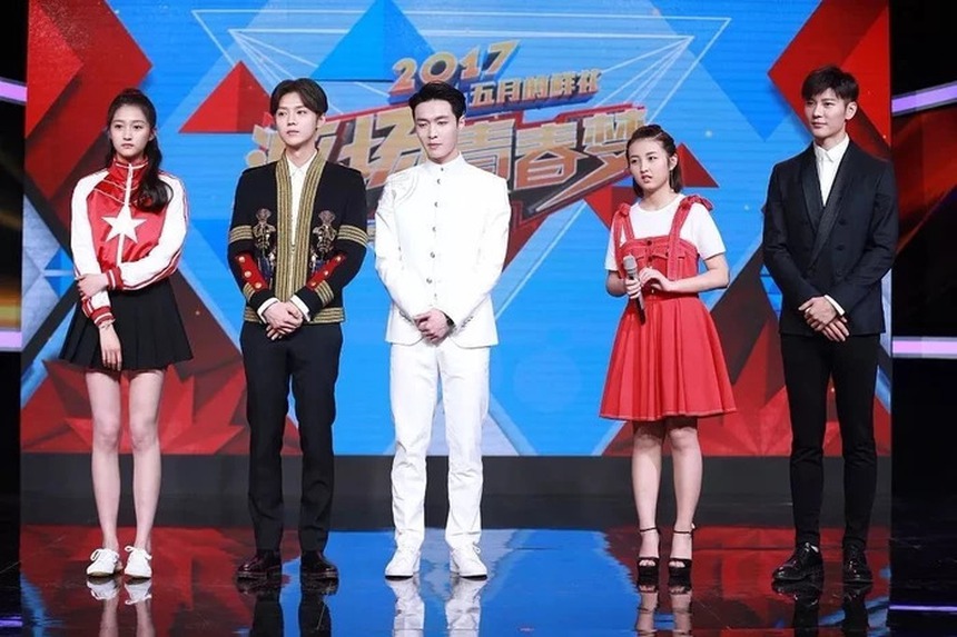 Loạt khoảnh khắc chứng minh Quan Hiểu Đồng đúng chuẩn “chiến thần visual”, đứng cạnh ai là người đó trở nên lu mờ - Ảnh 5. Loạt khoảnh khắc chứng minh Quan Hiểu Đồng đúng chuẩn “chiến thần visual”, đứng cạnh ai là người đó trở nên lu mờ - Ảnh 5.