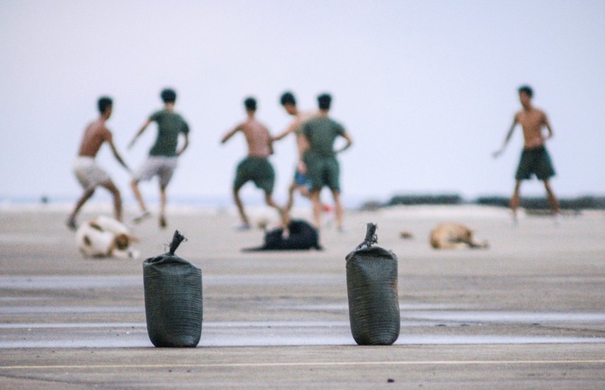 Cuộc đời sau ống kính: Đá bóng ở Trường Sa - Ảnh 1. Cuộc đời sau ống kính: Đá bóng ở Trường Sa - Ảnh 1.