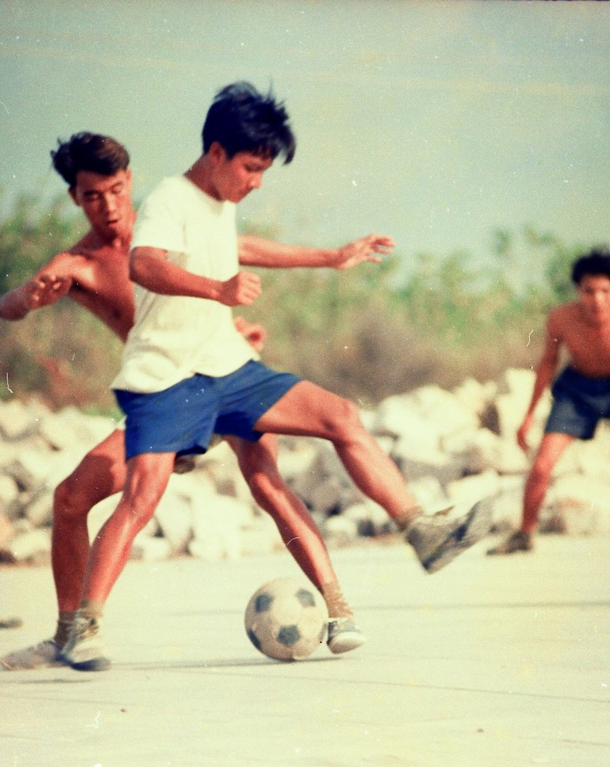 Cuộc đời sau ống kính: Đá bóng ở Trường Sa - Ảnh 2. Cuộc đời sau ống kính: Đá bóng ở Trường Sa - Ảnh 2.