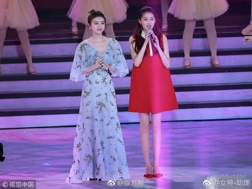 Loạt khoảnh khắc chứng minh Quan Hiểu Đồng đúng chuẩn “chiến thần visual”, đứng cạnh ai là người đó trở nên lu mờ - Ảnh 4. Loạt khoảnh khắc chứng minh Quan Hiểu Đồng đúng chuẩn “chiến thần visual”, đứng cạnh ai là người đó trở nên lu mờ - Ảnh 4.