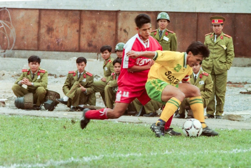 Cuộc đời sau ống kính: Xem bóng đá ở 'chảo lửa' Lạch Tray 25 năm trước - Ảnh 2.