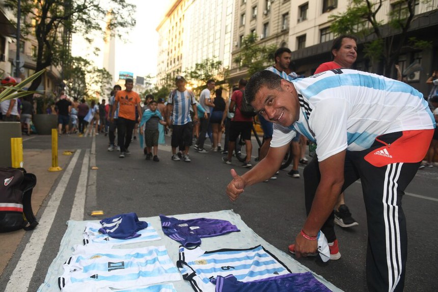 Áo đấu Messi cháy hàng trên khắp thế giới trước thềm chung kết World Cup 2022 - Ảnh 3.