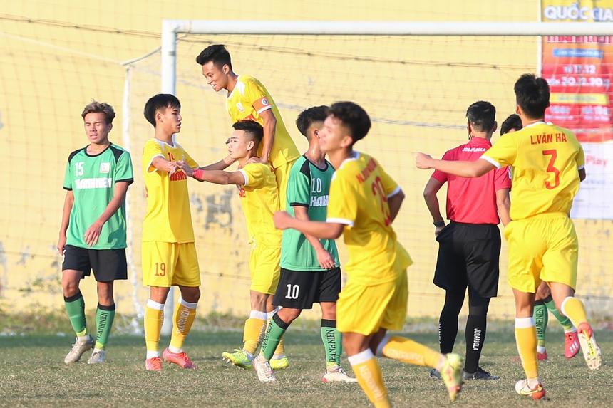 U19 Hà Nội và Nutifood xô xát nhau với 1 thẻ đỏ, 2 thẻ vàng - Ảnh 10. U19 Hà Nội và Nutifood xô xát nhau với 1 thẻ đỏ, 2 thẻ vàng - Ảnh 10.