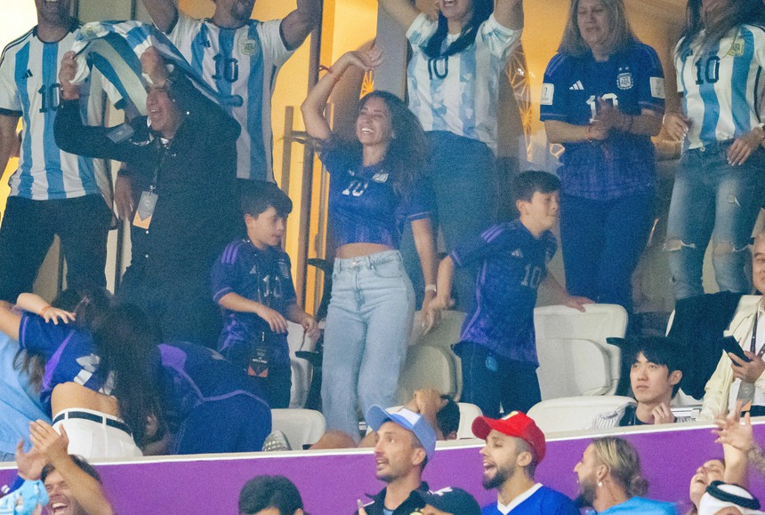 Vợ con Messi ăn mừng phấn khích khi Argentina vô địch World Cup 2022 - Ảnh 4.