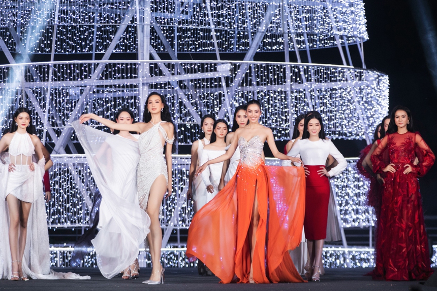 Trình diễn ở vị trí first face, Hoa hậu 1m85 Bảo Ngọc đã có hành động tinh tế này - Ảnh 6.