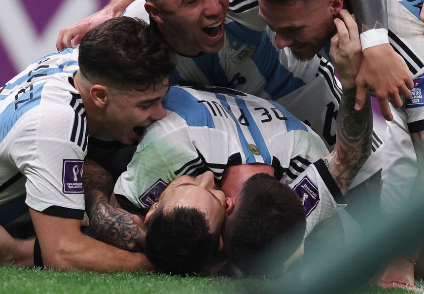 Pha bóng ngây thơ của tiền đạo Pháp biếu bàn thắng cho Lionel Messi - Ảnh 5.