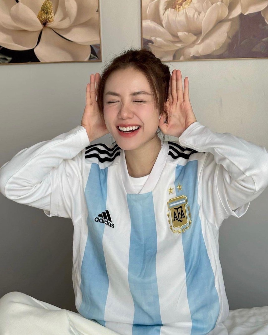 '1001 kiểu' đón chung kết World Cup của sao Việt: Thùy Tiên - Phương Ly 'lên đồ' cổ vũ, Big Daddy chơi lớn ra hẳn sân vận động - Ảnh 3.