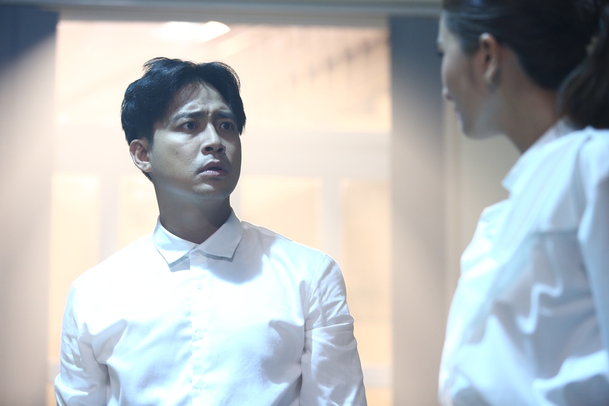 'Bí mật hai thế giới' lên sóng: Kim Tuyến hóa bà trùm ma túy đối đầu Hiếu Nguyễn - Ảnh 6. 'Bí mật hai thế giới' lên sóng: Kim Tuyến hóa bà trùm ma túy đối đầu Hiếu Nguyễn - Ảnh 6.