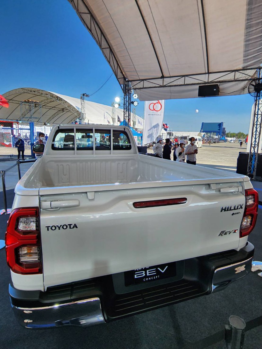 Chi tiết Toyota Hilux BEV: Bản thương mại ra mắt năm sau, đi trước Ford Ranger một bước - Ảnh 6. Chi tiết Toyota Hilux BEV: Bản thương mại ra mắt năm sau, đi trước Ford Ranger một bước - Ảnh 6.