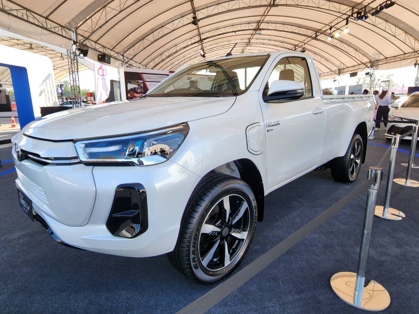 Chi tiết Toyota Hilux BEV: Bản thương mại ra mắt năm sau, đi trước Ford Ranger một bước - Ảnh 5. Chi tiết Toyota Hilux BEV: Bản thương mại ra mắt năm sau, đi trước Ford Ranger một bước - Ảnh 5.