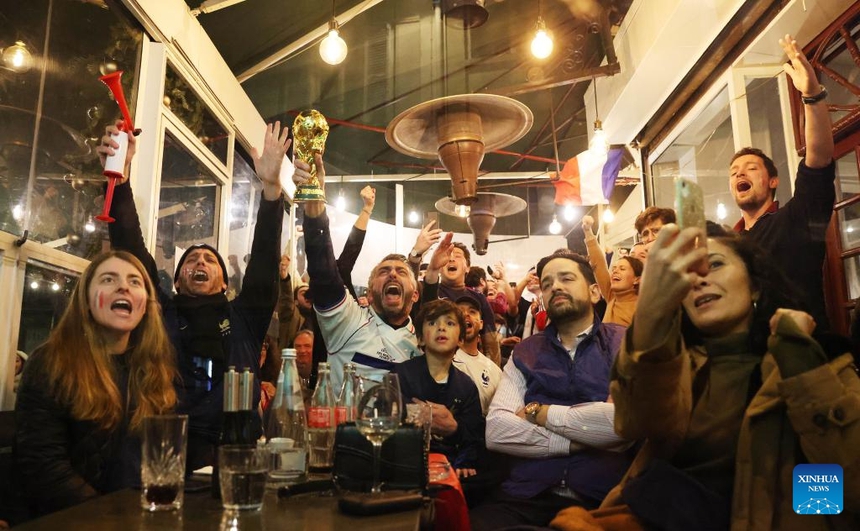 Khi tất cả cảm xúc đều bùng nổ: Hình ảnh cả thế giới dõi theo và ăn mừng trận chung kết World Cup “hay nhất lịch sử” - Ảnh 1.