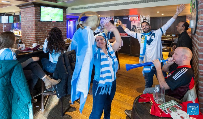 Khi tất cả cảm xúc đều bùng nổ: Hình ảnh cả thế giới dõi theo và ăn mừng trận chung kết World Cup “hay nhất lịch sử” - Ảnh 8.