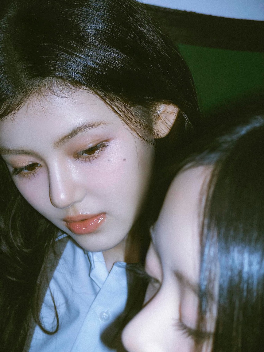 NewJeans có thêm thành viên thứ 6 trong MV tựa phim kinh dị, thành tích ra mắt như thế nào? - Ảnh 11.