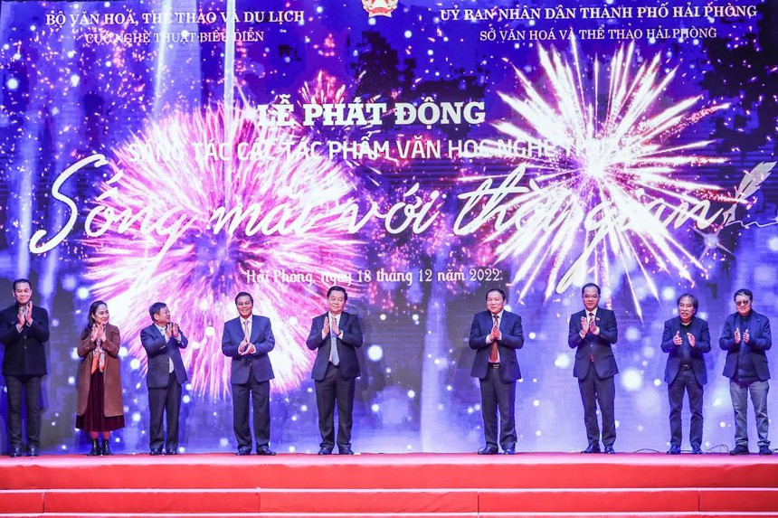 Phát động sáng tác các tác phẩm văn học, nghệ thuật “Sống mãi với thời gian”: Mong chờ những tác phẩm tầm vóc, tư tưởng lớn - Ảnh 1.