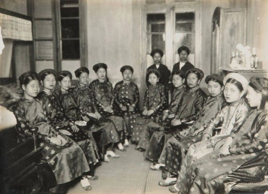 Kỳ lạ tục cưới hỏi ở vùng đất Kinh Bắc thời xưa: "Làng tỷ phú" tìm vợ cho con trai từ 8 tuổi, nơi gái xinh tài giỏi nhưng chỉ để ngắm chứ không nên lấy - Ảnh 3. Kỳ lạ tục cưới hỏi ở vùng đất Kinh Bắc thời xưa: "Làng tỷ phú" tìm vợ cho con trai từ 8 tuổi, nơi gái xinh tài giỏi nhưng chỉ để ngắm chứ không nên lấy - Ảnh 3.