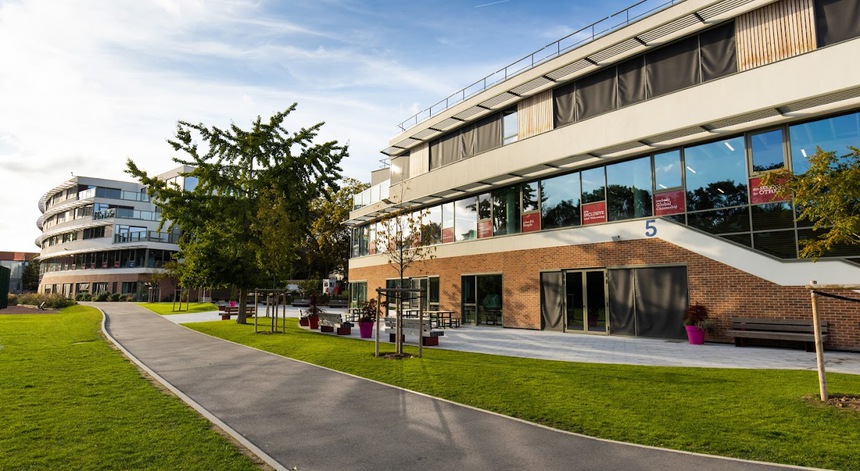 Ngôi trường dành riêng cho con của siêu sao bóng đá Messi: Chi chí siêu đắt đỏ, nhiều tiện ích cực đỉnh - Ảnh 1. Ngôi trường dành riêng cho con của siêu sao bóng đá Messi: Chi chí siêu đắt đỏ, nhiều tiện ích cực đỉnh - Ảnh 1.