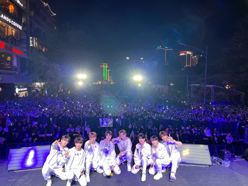 Cả dàn sao quốc tế đổ bộ Việt Nam 2 ngày qua: Christina Aguilera - MOMOLAND dự sự kiện khủng, Heechul và "ông trùm" bí mật đến - Ảnh 12.