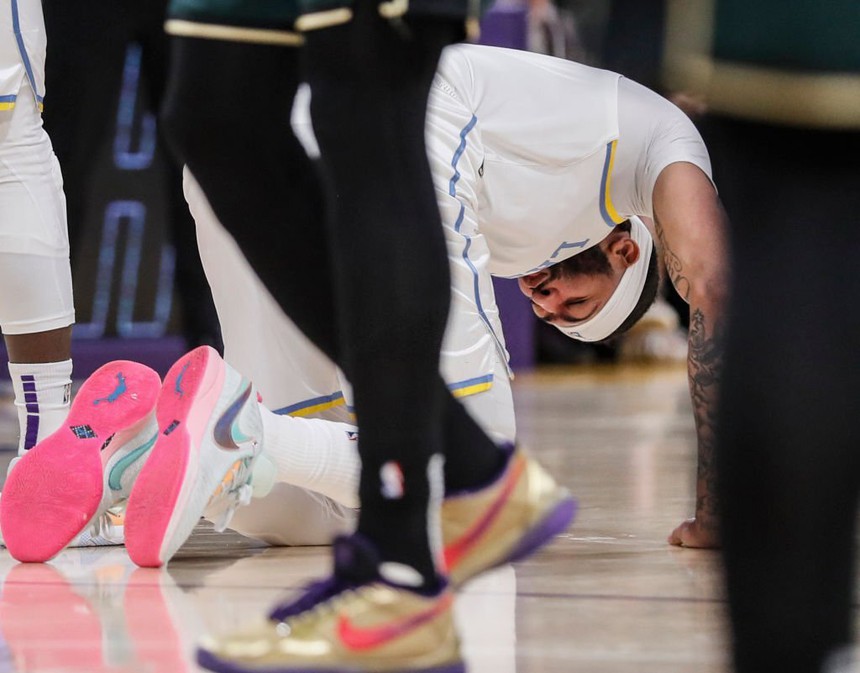 Anthony Davids tiếp tục... dính chấn thương, khả năng nghỉ thi đấu 1 tháng hoặc vô thời hạn - Ảnh 2. Anthony Davids tiếp tục... dính chấn thương, khả năng nghỉ thi đấu 1 tháng hoặc vô thời hạn - Ảnh 2.