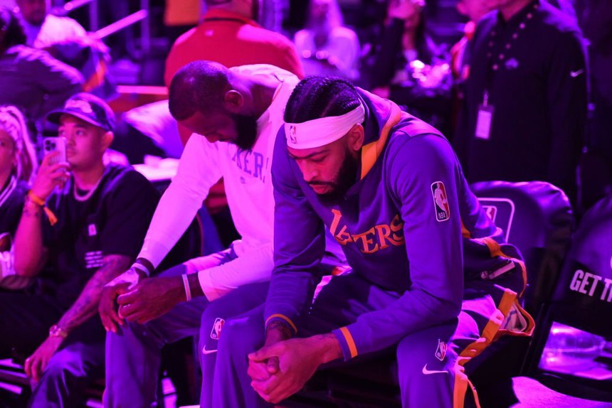 Anthony Davids tiếp tục... dính chấn thương, khả năng nghỉ thi đấu 1 tháng hoặc vô thời hạn - Ảnh 3. Anthony Davids tiếp tục... dính chấn thương, khả năng nghỉ thi đấu 1 tháng hoặc vô thời hạn - Ảnh 3.