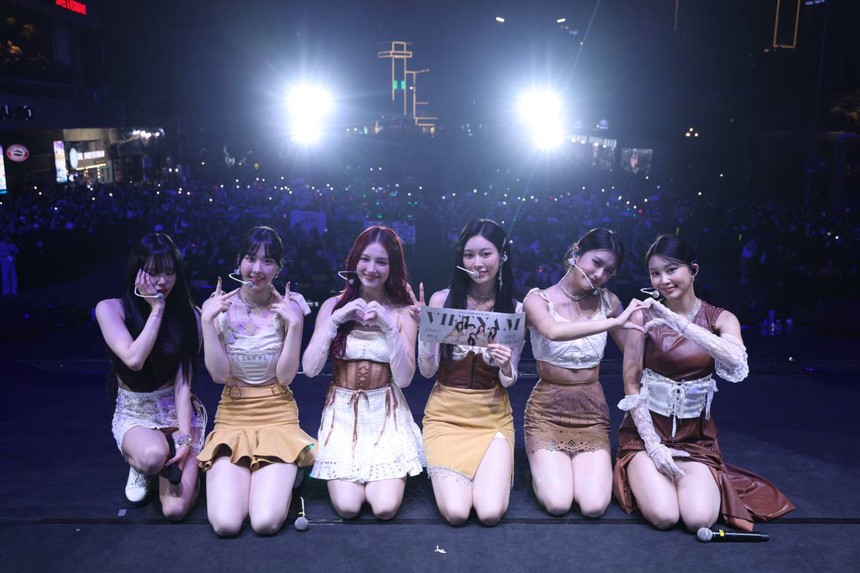 Cả dàn sao quốc tế đổ bộ Việt Nam 2 ngày qua: Christina Aguilera - MOMOLAND dự sự kiện khủng, Heechul và "ông trùm" bí mật đến - Ảnh 7.