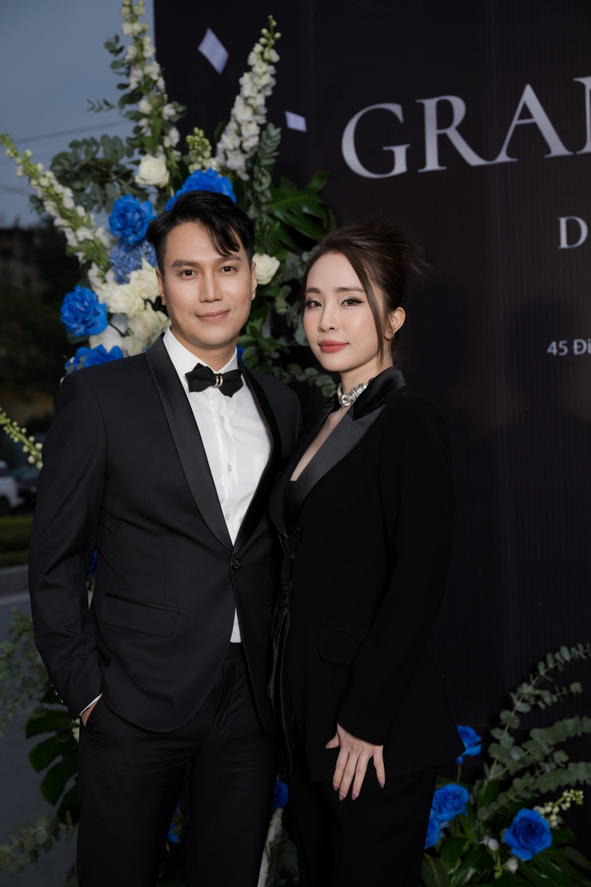 Quỳnh Nga diện đồ sexy, thân mật cạnh "người yêu tin đồn" Việt Anh  - Ảnh 1.