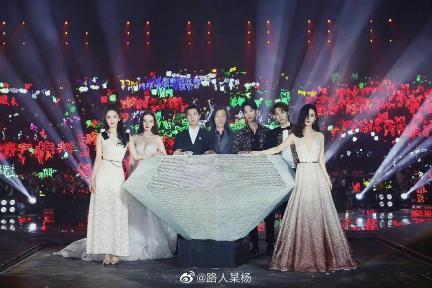 Khoảnh khắc chung khung hình hiếm có của dàn sao Hoa ngữ: Ảnh chụp chung của Triệu Lệ Dĩnh và Lưu Diệc Phi trở thành huyền thoại  - Ảnh 3.