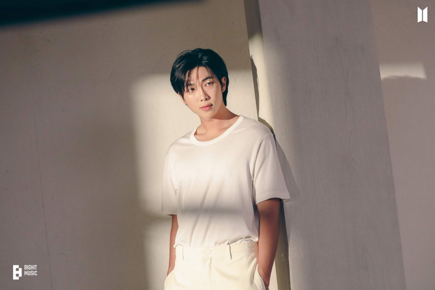 Nữ ca sĩ góp giọng trong MV solo của RM BTS là ai? - Ảnh 3.