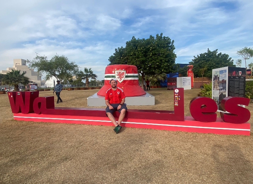 'Quả cảm' như cổ động viên xứ Wales: Bị bạn gái phản đối vẫn 'liều mình' bay thẳng sang Qatar xem World Cup ngay trong đêm, sếp gọi mới chịu về - Ảnh 3. 'Quả cảm' như cổ động viên xứ Wales: Bị bạn gái phản đối vẫn 'liều mình' bay thẳng sang Qatar xem World Cup ngay trong đêm, sếp gọi mới chịu về - Ảnh 3.
