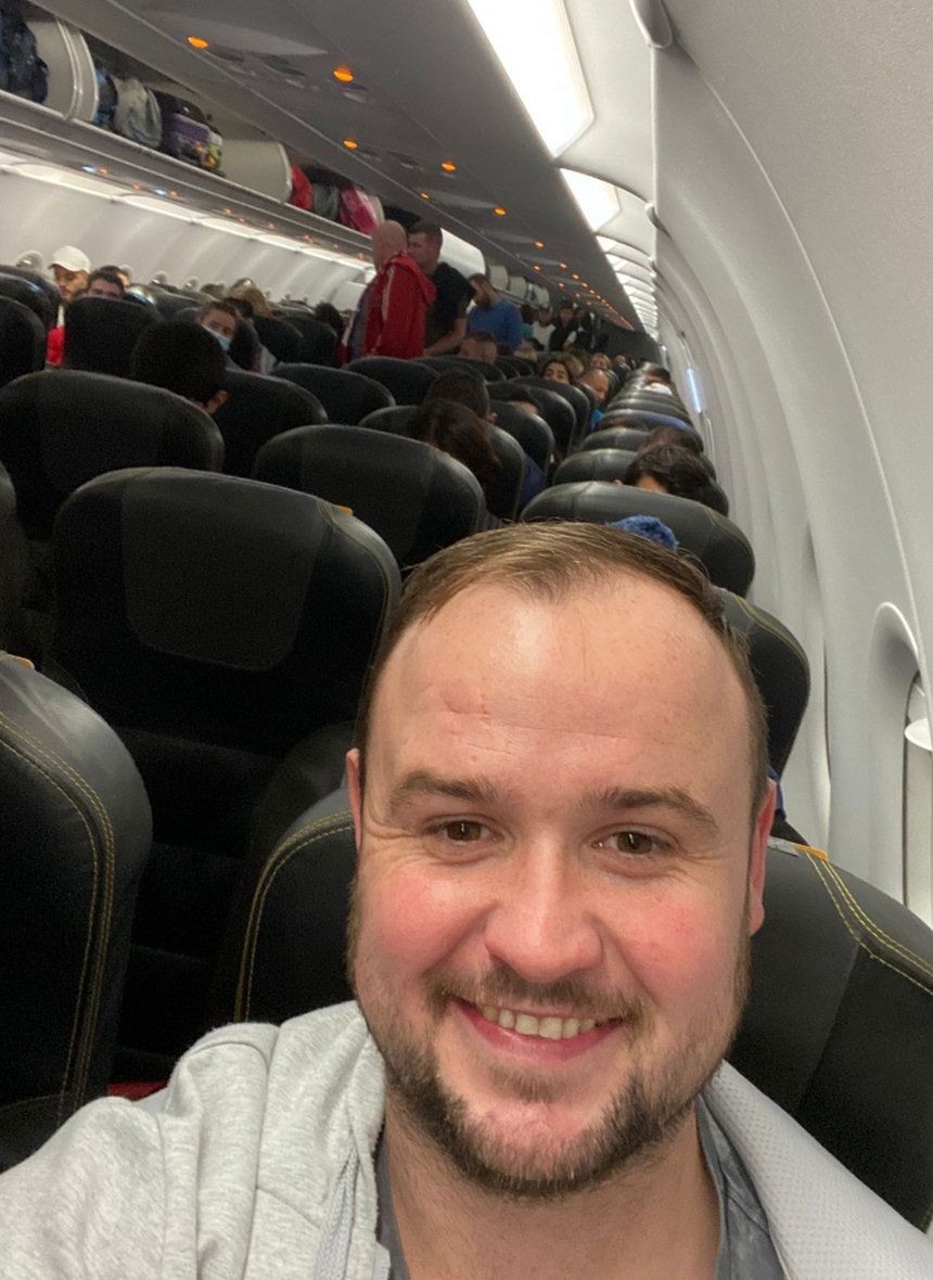 'Quả cảm' như cổ động viên xứ Wales: Bị bạn gái phản đối vẫn 'liều mình' bay thẳng sang Qatar xem World Cup ngay trong đêm, sếp gọi mới chịu về - Ảnh 1. 'Quả cảm' như cổ động viên xứ Wales: Bị bạn gái phản đối vẫn 'liều mình' bay thẳng sang Qatar xem World Cup ngay trong đêm, sếp gọi mới chịu về - Ảnh 1.