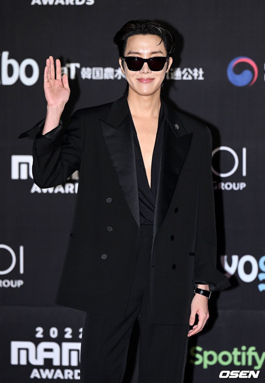 BTS: Jin và RM trầm trồ trước bộ cánh quyến rũ của J-Hope - Ảnh 2.