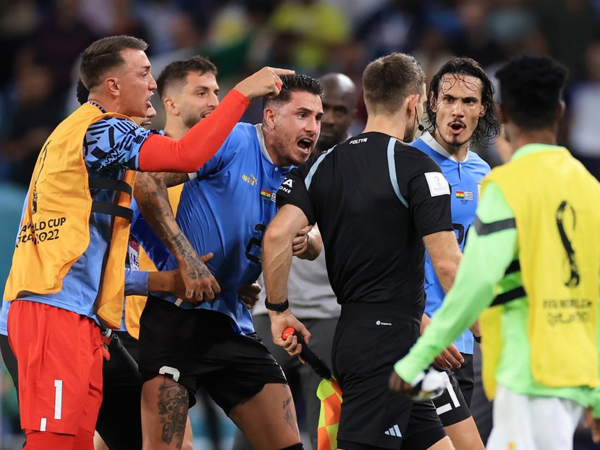 Thủ thành Muslera chỉ thẳng mặt trọng tài Thủ thành Muslera chỉ thẳng mặt trọng tài